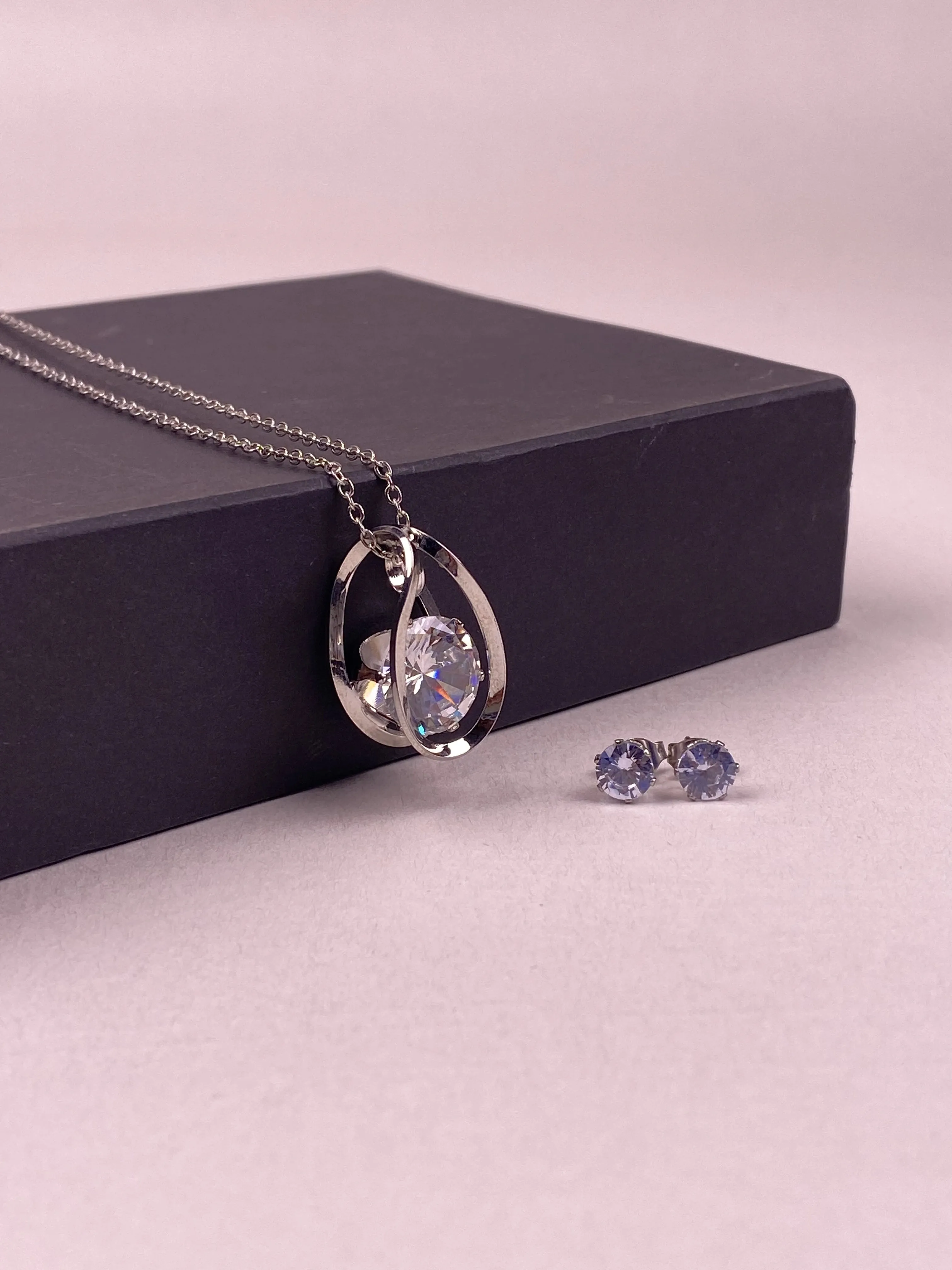 Groove Diamond Pendant & Earrings Set