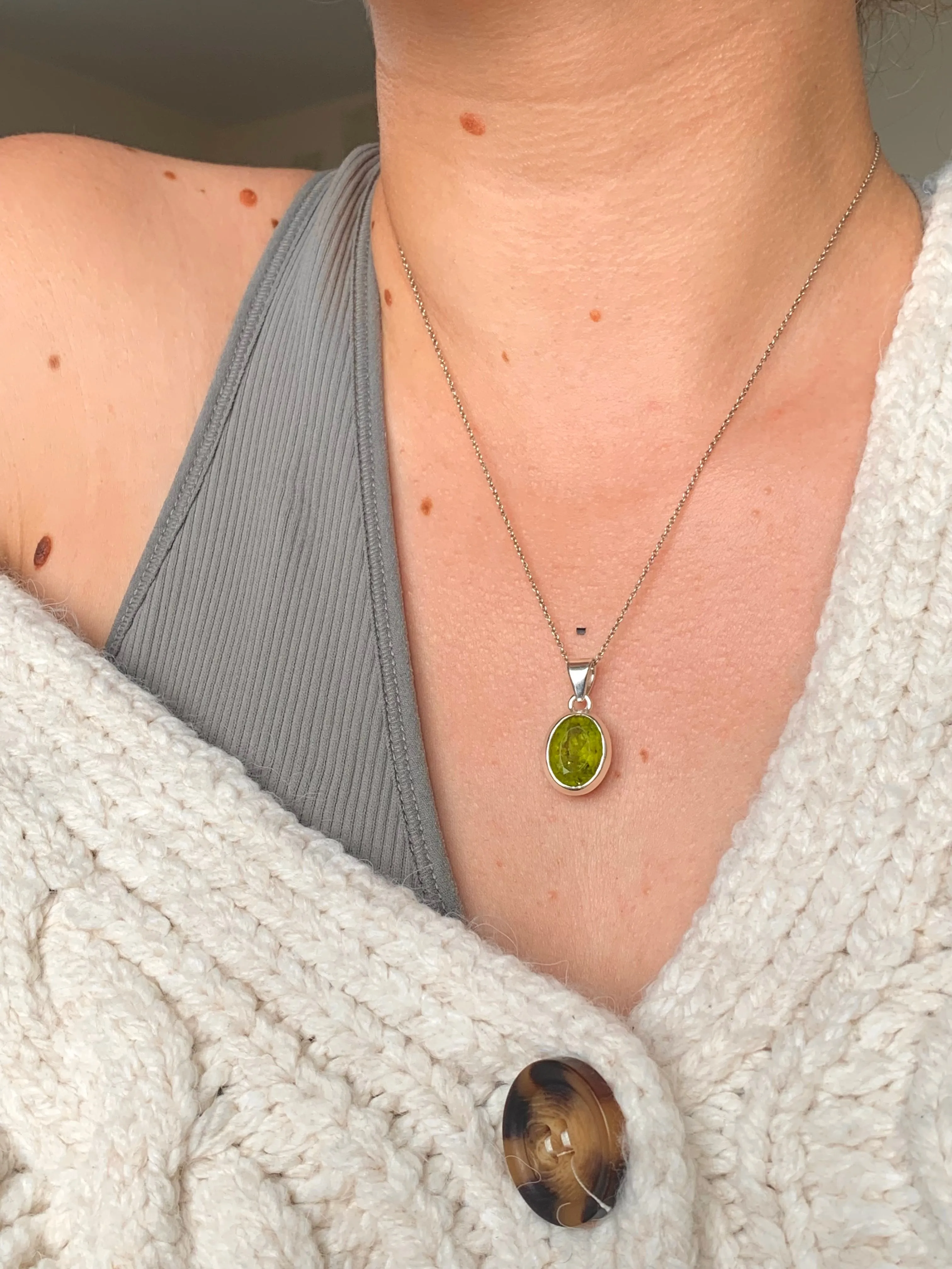 Peridot Naevia Pendant - Medium Oval