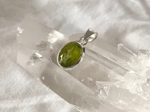 Peridot Naevia Pendant - Medium Oval