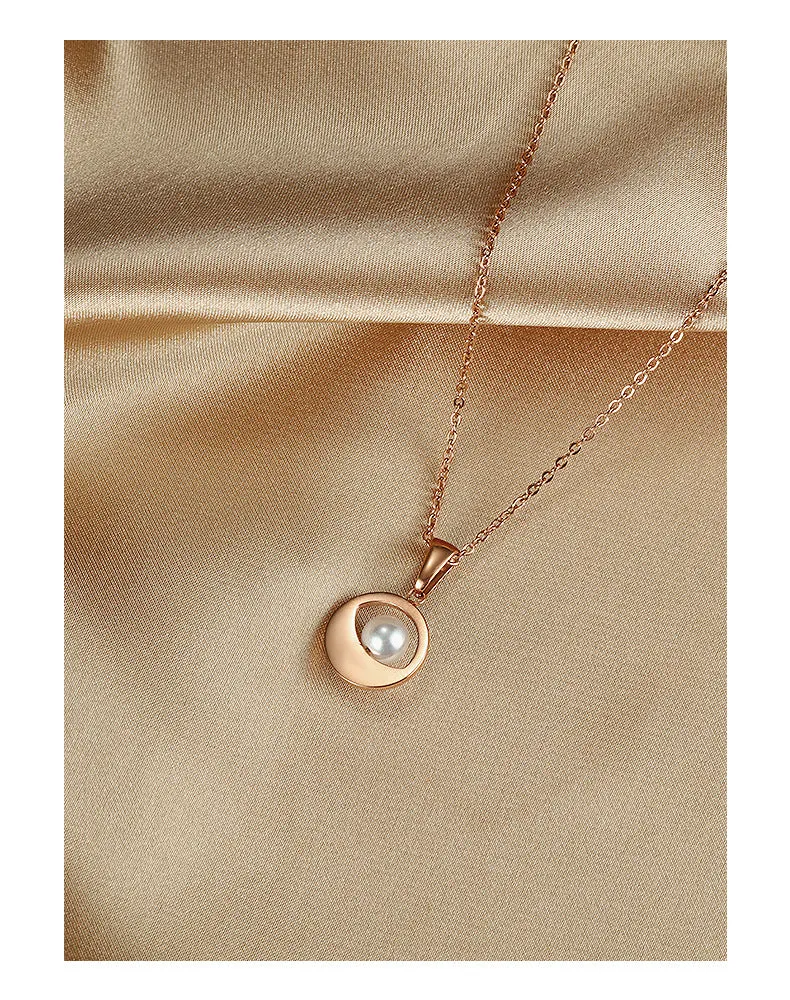 Personalized Mother of Pearl Titanium Steel Necklace for Women with Diamonds Simple Fashion Collarbone Chain